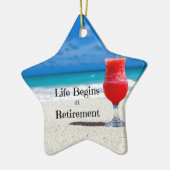 Das Leben beginnt bei der Pension, ein frostiges G Keramikornament (Links)