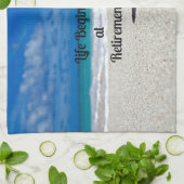 Das Leben beginnt bei der Pension - Frostiges Getr Handtuch (Gefaltet)