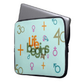 Das Leben beginnt bei (individuell anpassen) | Not Laptopschutzhülle (Vorderseite Links)