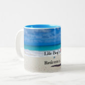 Das Leben beginnt im Ruhestand Zweifarbige Tasse (Vorderseite Links)