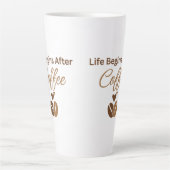 Das Leben beginnt nach dem Kaffee, gemütlicher Mor Milchtasse (Vorderseite)