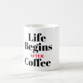 Das Leben Beginnt Nach Dem Kaffee-Typografie-Kaffe Kaffeetasse (Mittel)