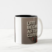 "Das Leben beginnt nach dem Kaffee" Zweifarbige Tasse (VorderseiteRechts)