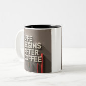 "Das Leben beginnt nach dem Kaffee" Zweifarbige Tasse (Vorderseite Links)