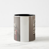 "Das Leben beginnt nach dem Kaffee" Zweifarbige Tasse (Mittel)