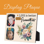 Das Leben der Blumen ist besser 2 Foto Grandkids o Fotoplatte<br><div class="desc">Feiern Sie die Freude der Familie mit unserer wunderschönen Blumenausstellung-Plakette! Diese Plakette mit Platz für zwei hochgeschätzte Fotos ist mit einem lebhaften Blumendesign geschmückt, das jedem Raum eine Touch der Eleganz verleiht. Die herzliche Botschaft "Das Leben ist besser mit Großkindern" wird in klassischem schwarzem Text dargestellt, was es zu einem...</div>