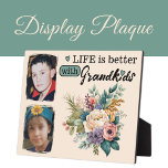 Das Leben der Blumen ist besser 2 Foto Grandkinder Fotoplatte<br><div class="desc">Feiern Sie die Freude der Familie mit unserer wunderschönen Blumenausstellung-Plakette! Diese Plakette mit Platz für zwei hochgeschätzte Fotos ist mit einem lebhaften Blumendesign geschmückt, das jedem Raum eine Touch der Eleganz verleiht. Die herzliche Botschaft "Das Leben ist besser mit Großkindern" wird in klassischem schwarzem Text dargestellt, was es zu einem...</div>