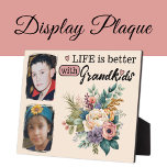 Das Leben der Flora ist besser 2 Foto Grandkids pi Fotoplatte<br><div class="desc">Feiern Sie die Freude der Familie mit unserer wunderschönen Blumenausstellung-Plakette! Diese Plakette mit Platz für zwei hochgeschätzte Fotos ist mit einem lebhaften Blumendesign geschmückt, das jedem Raum eine Touch der Eleganz verleiht. Die herzliche Botschaft "Das Leben ist besser mit Großkindern" wird in klassischem schwarzem Text dargestellt, was es zu einem...</div>
