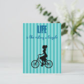 Das Leben der Frau im Retro-Fahrrad ist wie das Fa Postkarte (Stehend Vorderseite)