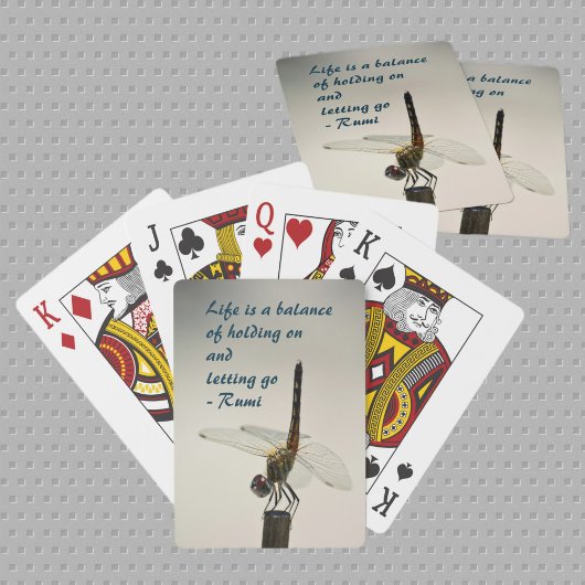 Das Leben der Libellen ist eine Balance-Holding au Spielkarten