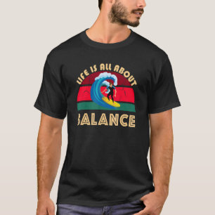 Das Leben dreht sich alles um das Surfen Balance O T-Shirt
