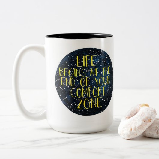Das Leben fängt am Ende Ihrer Komfort-Zonen-Tasse Zweifarbige Tasse (Mit Donut)