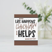 Das Leben geschieht Schokolade hilft bei positivem Postkarte (Stehend Vorderseite)