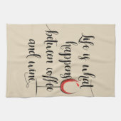 Das Leben geschieht zwischen handgeschriebenem Cof Geschirrtuch (Horizontal)
