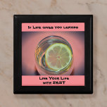 Das Leben gibt Lemons Leben mit Zest Pink Black Erinnerungskiste<br><div class="desc">Wenn das Leben Lemons "Leben Sie mit Zest" in tiefkorallenrosa mit einem gelben Zitronenschnitt schwimmend auf erfrischendem Wasser. Diese hölzerne Sake-Box ist inspirierend und motivierend,  während Spaß und hübsch in Rosa und Schwarz. Dieses Bild ist die Originalfotografie von JLW_FOTOGRAFIE</div>
