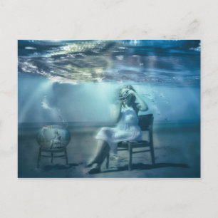 Das Leben in einer Goldfischkeule surrealer Kunst Postkarte