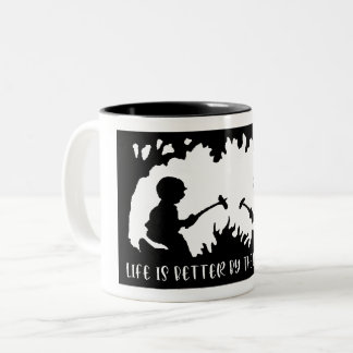 Das Leben ist besser am Lagerfeuer Zweifarbige Tasse