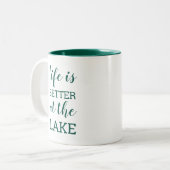 Das Leben ist besser am See dunkelgrüne Typografie Zweifarbige Tasse (Vorderseite Links)
