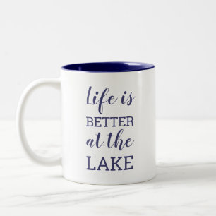 Das Leben ist besser am See in Navy-Blau-Typografi Zweifarbige Tasse
