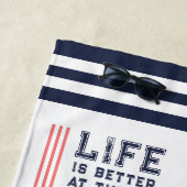 Das Leben ist besser am See Sailboat Familienname Strandtuch (Beispiel)