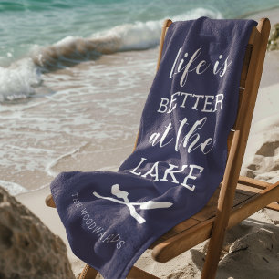 Das Leben ist besser am See Typografie Navy Blau Strandtuch