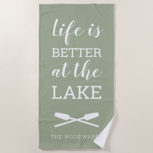 Das Leben ist besser am See Typografie Sagegrün Strandtuch