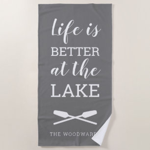 Das Leben ist besser am See Weiße Typografie Grau Strandtuch
