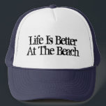 Das Leben ist besser am Strand lustige Ruhehüte Truckerkappe<br><div class="desc">Das Leben ist besser am Strand beige braunen LKW-Hut zum Angeln und mehr. Niedliches Glücksquote Zitat / lustiges inspirierendes Sprichwort mit Vintager Typografie. Cooles verblasstes Aussehen. Coole Geschenkidee für neue Zuhause, Ruhestand Party, Strandhaus, Boot / Segeln etc. Machen Sie Ihre eigene individuelle Kappe für pensionierte Männer und Frauen, Vater, Mutter,...</div>