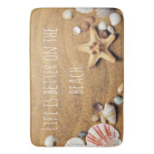 Das Leben ist besser Am Strand Spaß inspiriert Badematte (Vorderseite Vertikal)