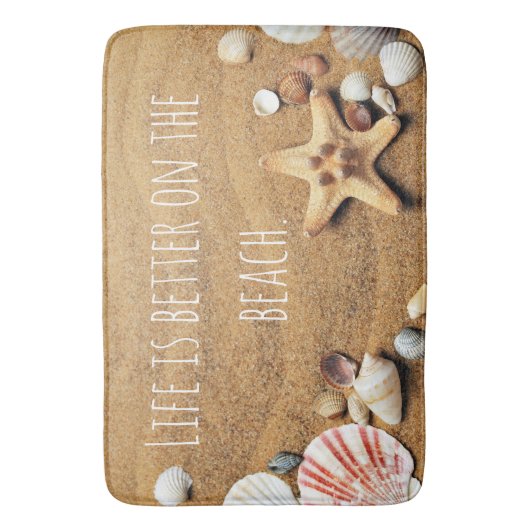 Das Leben ist besser Am Strand Spaß inspiriert Badematte (Vorderseite Vertikal)