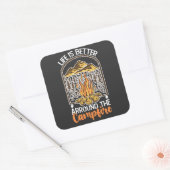 Das Leben ist besser auf Campfeuerreise Quadratischer Aufkleber (Umschlag)