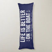 Das Leben ist besser auf dem Namen des Schiffes | Seitenschläferkissen (Rückseite (Vertikal))