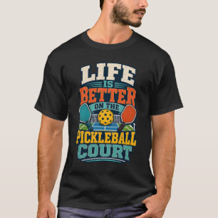 Das Leben ist besser auf dem Pickleball-Court T-Shirt