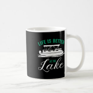 Das Leben ist besser auf dem Pontonboot auf dem Se Kaffeetasse