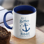 Das Leben ist besser auf dem Schiff Nautic Familie Tasse<br><div class="desc">Eine stilvolle nautische Tasse mit 2 Tönen Kaffee mit Pinselschrift und Regaltypografie mit dem Text "Life is Better on the Boat" und dem Familiennamen, dem Namen des Bootes oder dem gewünschten Text. Dieses Design zeichnet sich durch einen klassischen Bootanker und fünf Sterne aus. Die Farben sind klassisch marineblau auf weiß....</div>