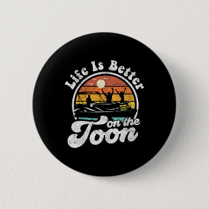 Das Leben ist besser auf dem Toon-Lustigen Pontoon Button