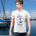 Das Leben ist besser auf der Bootsfamilie oder dem T-Shirt<br><div class="desc">Ein stilvoller nautischer T - Shirt (mehrere Stile, Farben und Größen zur Auswahl) mit Pinselschrift und Regaltypografie mit dem Text "Das Leben ist besser auf dem Schiff" und dem Familiennamen, dem Namen des Bootes oder anderen gewünschten Text. Dieses Design zeichnet sich durch einen klassischen Bootanker und fünf Sterne aus. Die...</div>