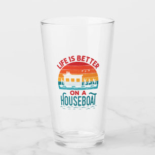 Das Leben ist besser auf einem Housebootboot Glas