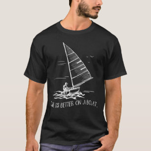 Das Leben ist besser auf einem Segelboot Sketch Co T-Shirt