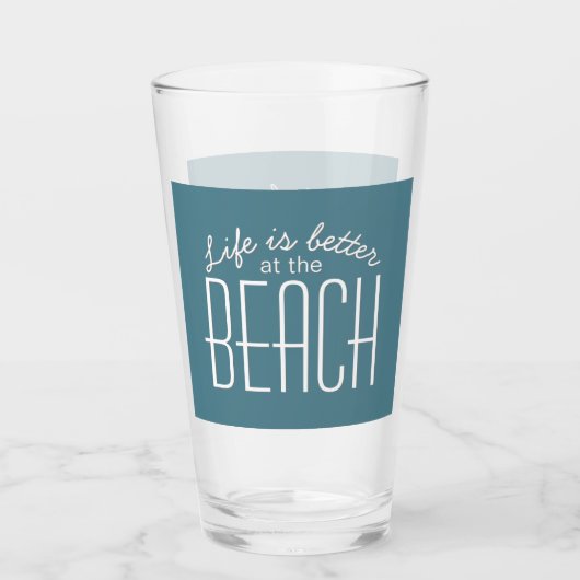 Das Leben ist besser bei Beach Quote Typografie Aq Glas (Vorderseite)