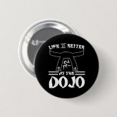Das Leben ist besser im Dojo - Lustiges Karate Button (Vorne & Hinten)