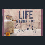 Das Leben ist besser im Land Zitat mit Milch kann Geschirrtuch<br><div class="desc">Küchenhandtuch mit rustikalem Landdesign. Eine trendige alte rostende Milch kann. Weiße und verblasste rote Pupien im Hintergrund Set vor einem schwachen Holzpaneel. Holz ist nur ein Bild,  nicht real. Im Text steht,  dass das Leben im Land besser ist.</div>