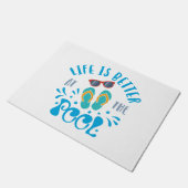 Das Leben ist besser im Pool schönes Sommerdesign Fußmatte (Schrägansicht)