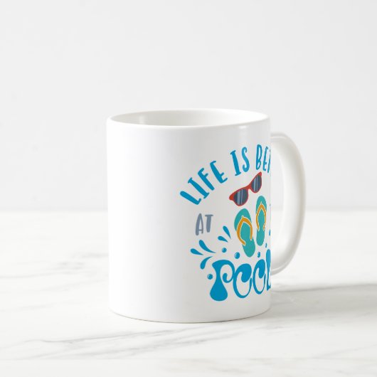 Das Leben ist besser im Pool schönes Sommerdesign Kaffeetasse (VorderseiteRechts)