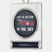 Das Leben ist besser im "Skies Pilot" Weihnachten Banner-Ornament Silber (Links)