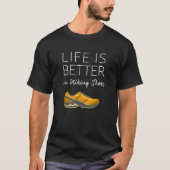 Das Leben ist besser im Wanderschuh - Wandercamper T-Shirt (Vorderseite)