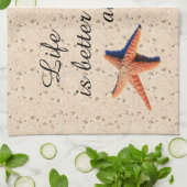 Das Leben ist besser in der Strandküche Handtuch. Geschirrtuch (Gefaltet)