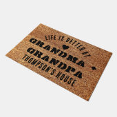 Das Leben ist besser in Oma und Opa's House Niedli Fußmatte (Schrägansicht)