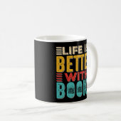 Das Leben ist besser mit Büchern schwarzer Becher Kaffeetasse (VorderseiteRechts)