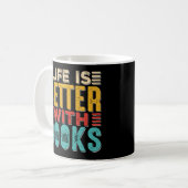 Das Leben ist besser mit Büchern schwarzer Becher Kaffeetasse (Vorderseite Links)